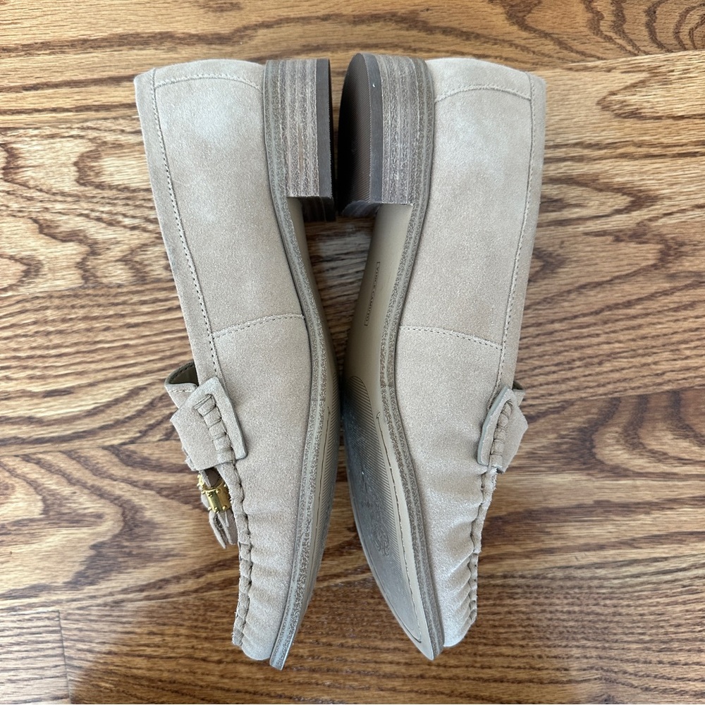 Vince Camuto Casbella Women's SuedeTan Loafers with Tassel Detail Sz7.5 Preowned - Picture 8 of 9